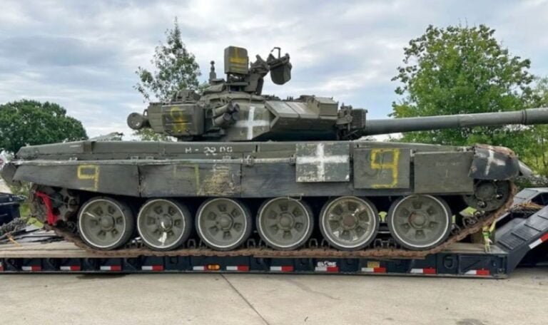 Frontline Russian tank mysteriously appears at US petrol station, leaving staff baffled