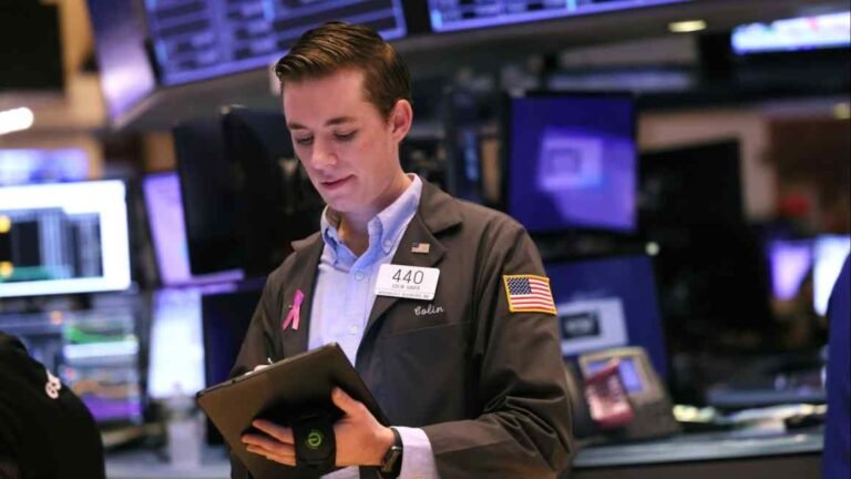 US stocks endure choppy morning as traders weigh latest economic data