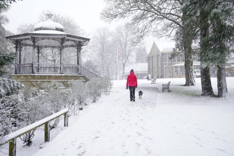 UK weather – live: Snow shuts hundreds of schools as Met Office issues amber weather warning today